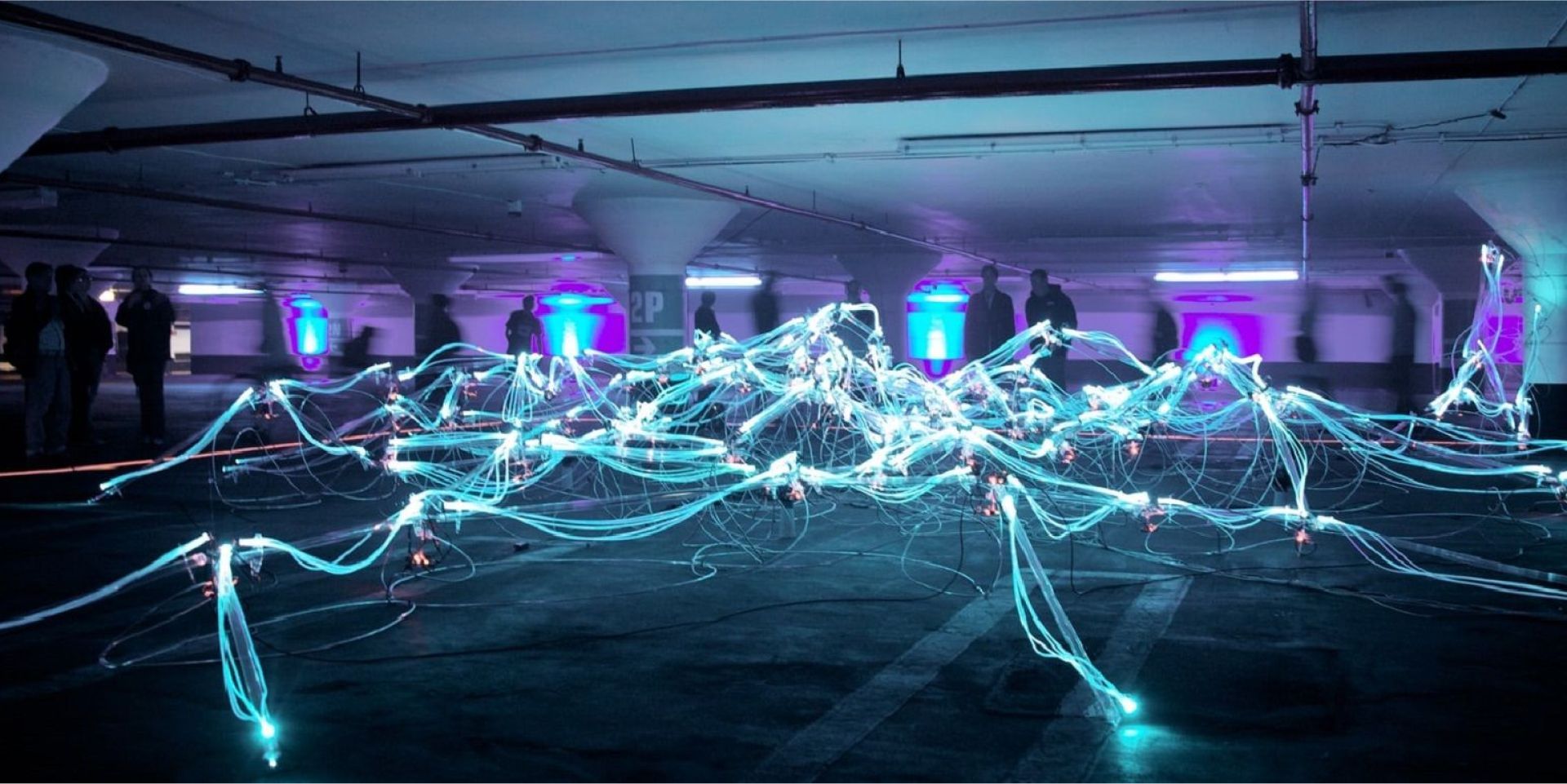 Elektrības zibens vai gaismas efekti tumšā telpā ar cilvēkiem fonā.